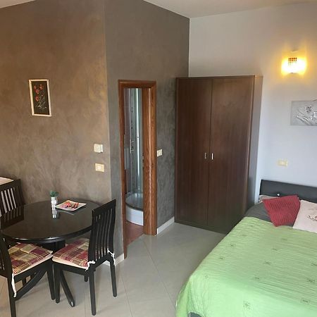 Villa Kimberly Ровин Екстериор снимка