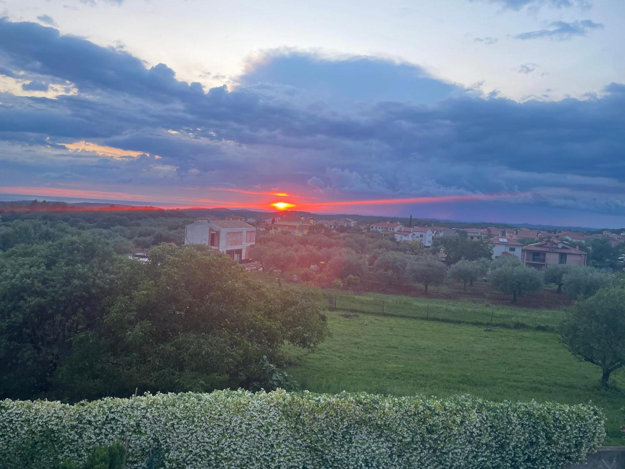 Villa Kimberly Ровин Екстериор снимка