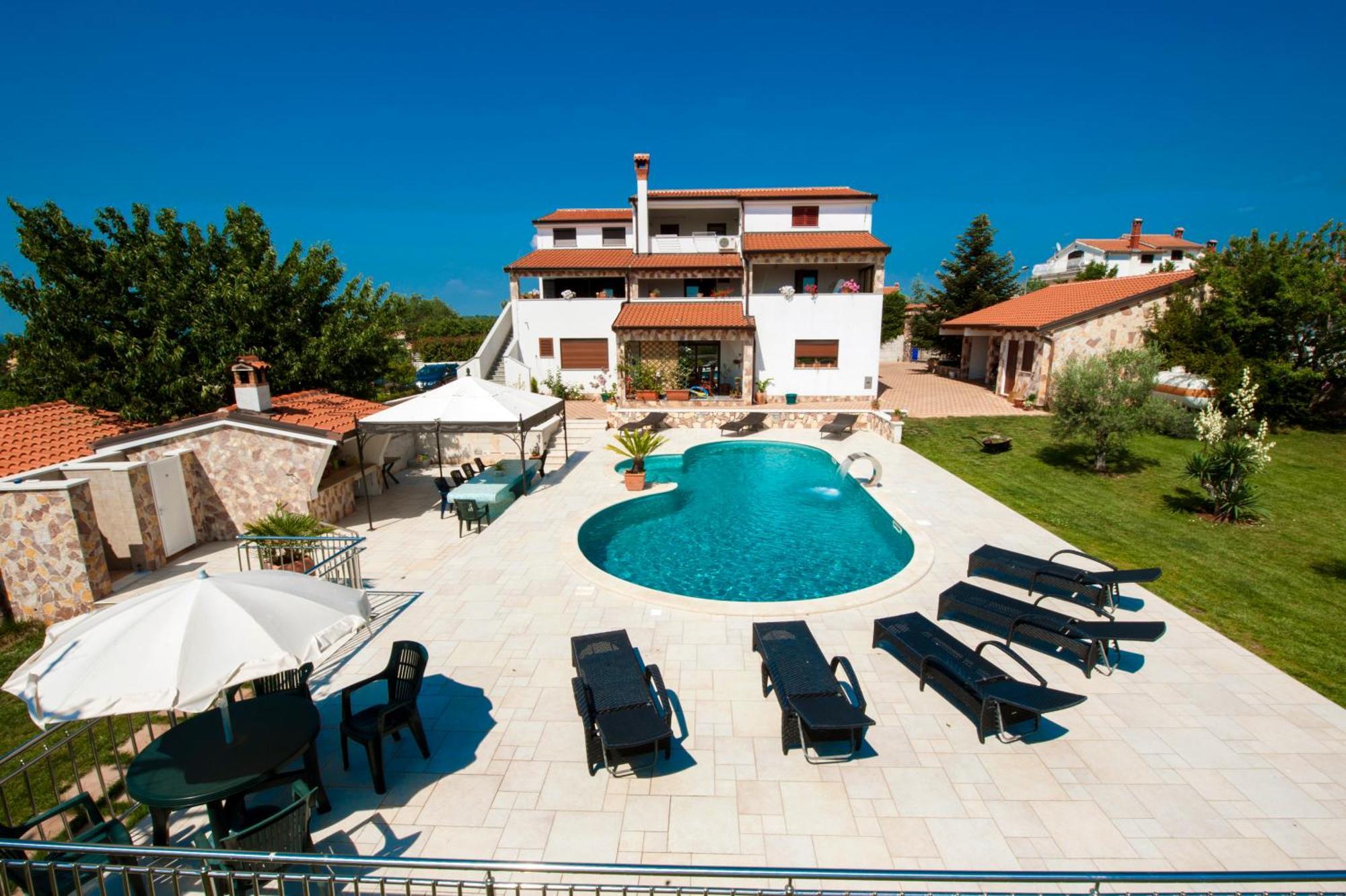 Villa Kimberly Ровин Екстериор снимка